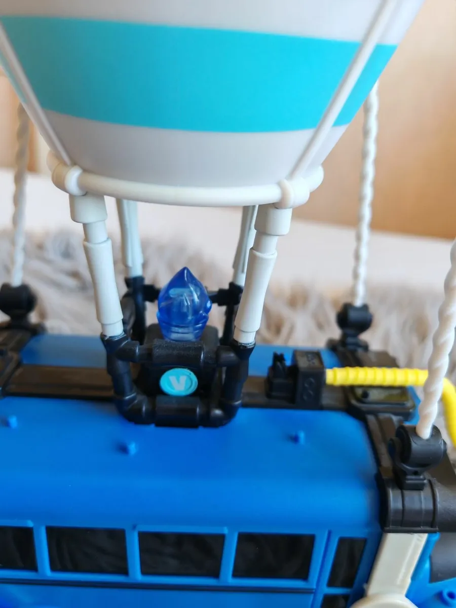 Fortnite Battle Bus - Image 2