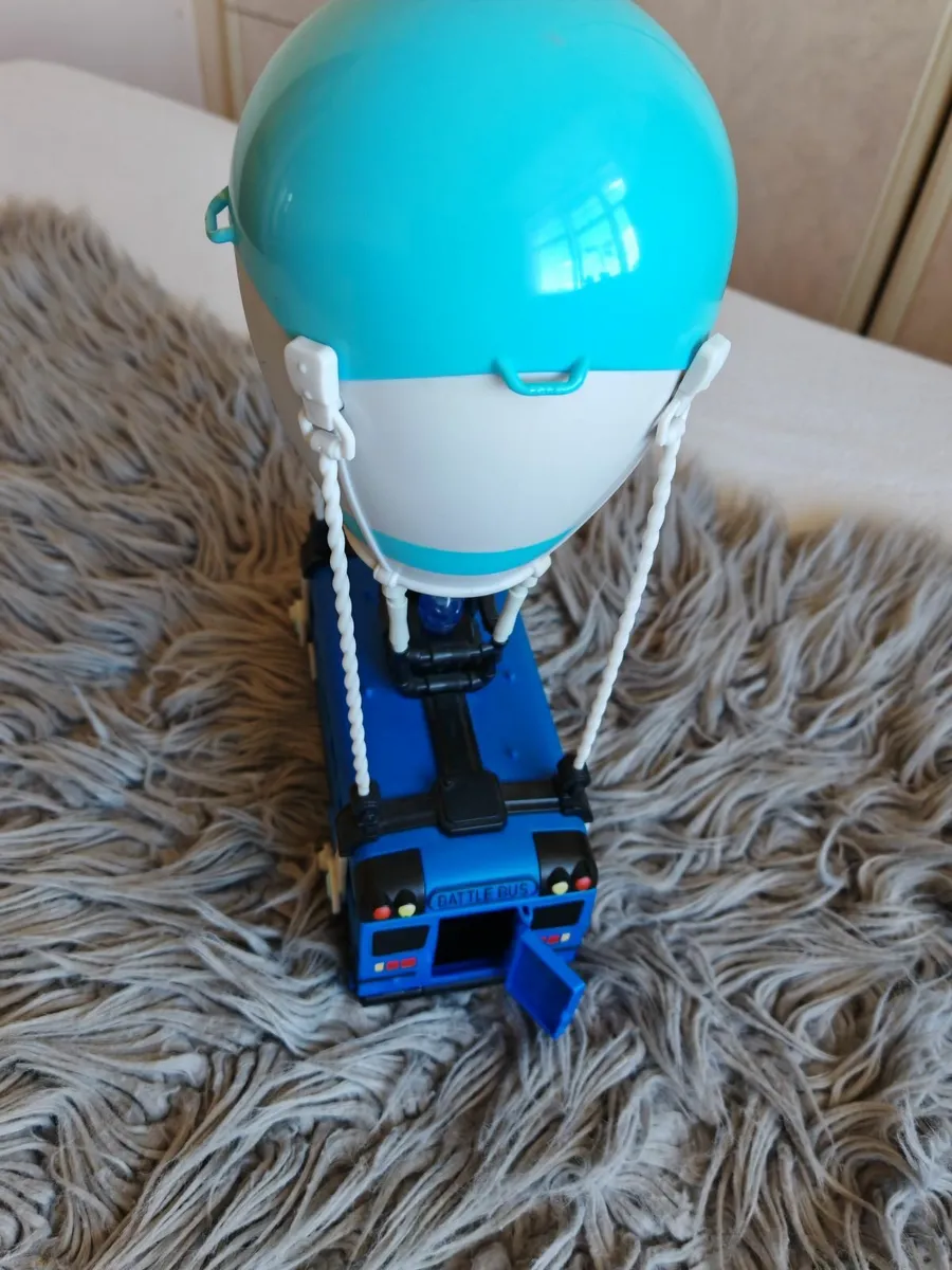 Fortnite Battle Bus - Image 4