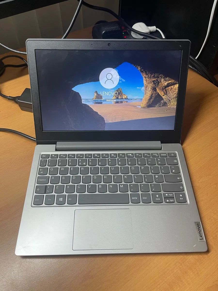 Lenovo laptop 4gb 64gb win 10 - Image 1
