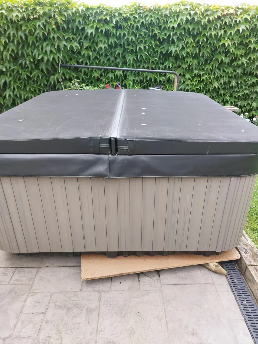Wellis Hot Tub - Image 2