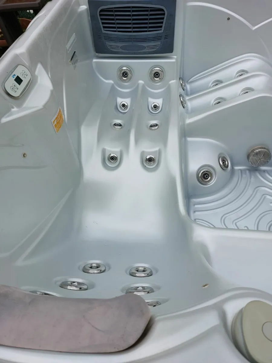 Wellis Hot Tub - Image 3