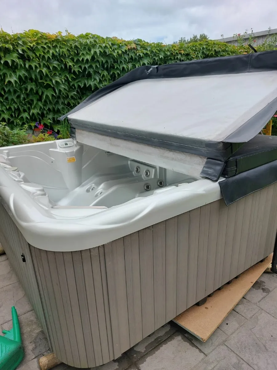 Wellis Hot Tub - Image 4