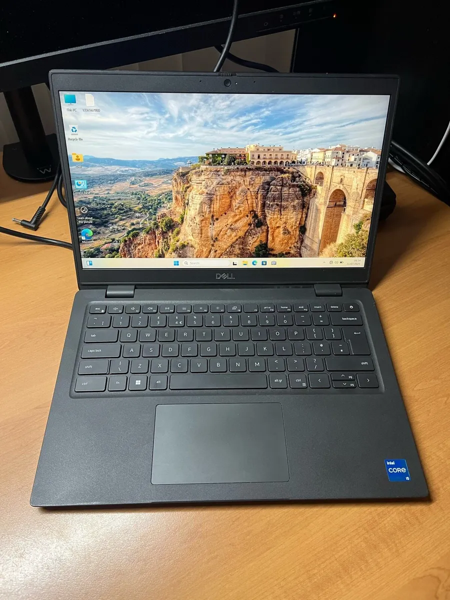 Dell laptop i5 11th gen 16-256 w11 - Image 1