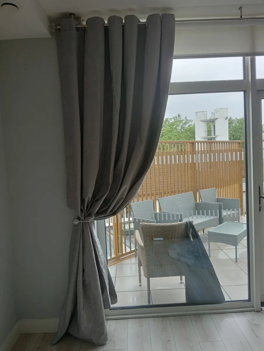 Curtains - Image 2