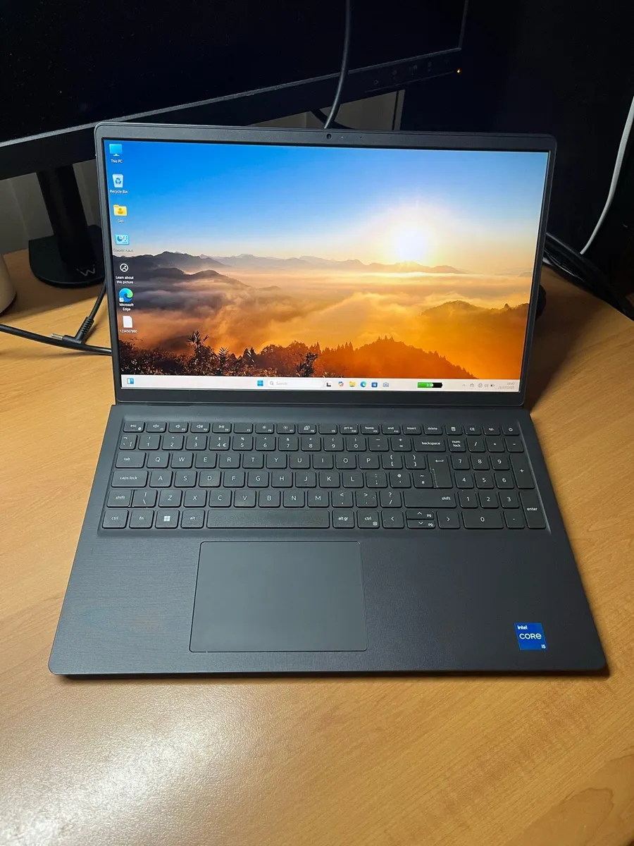Dell laptop i5 11th gen 8-256 w11 - Image 1