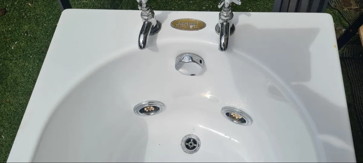 Jacuzi Bath - Image 4