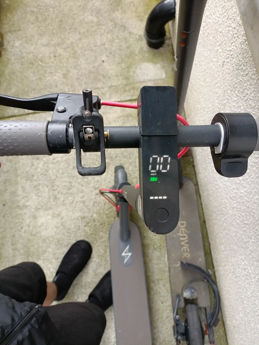 Electric scooter for parts and one driving - Image 3