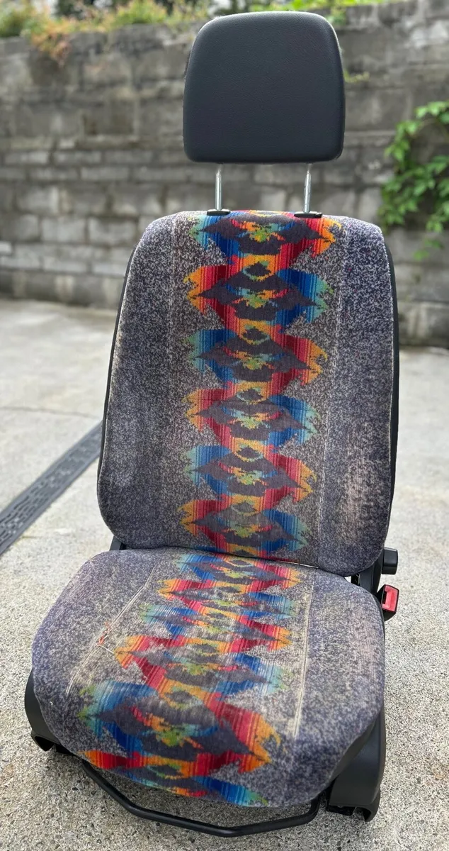 Double and single bus seats with seatbelts - Image 2