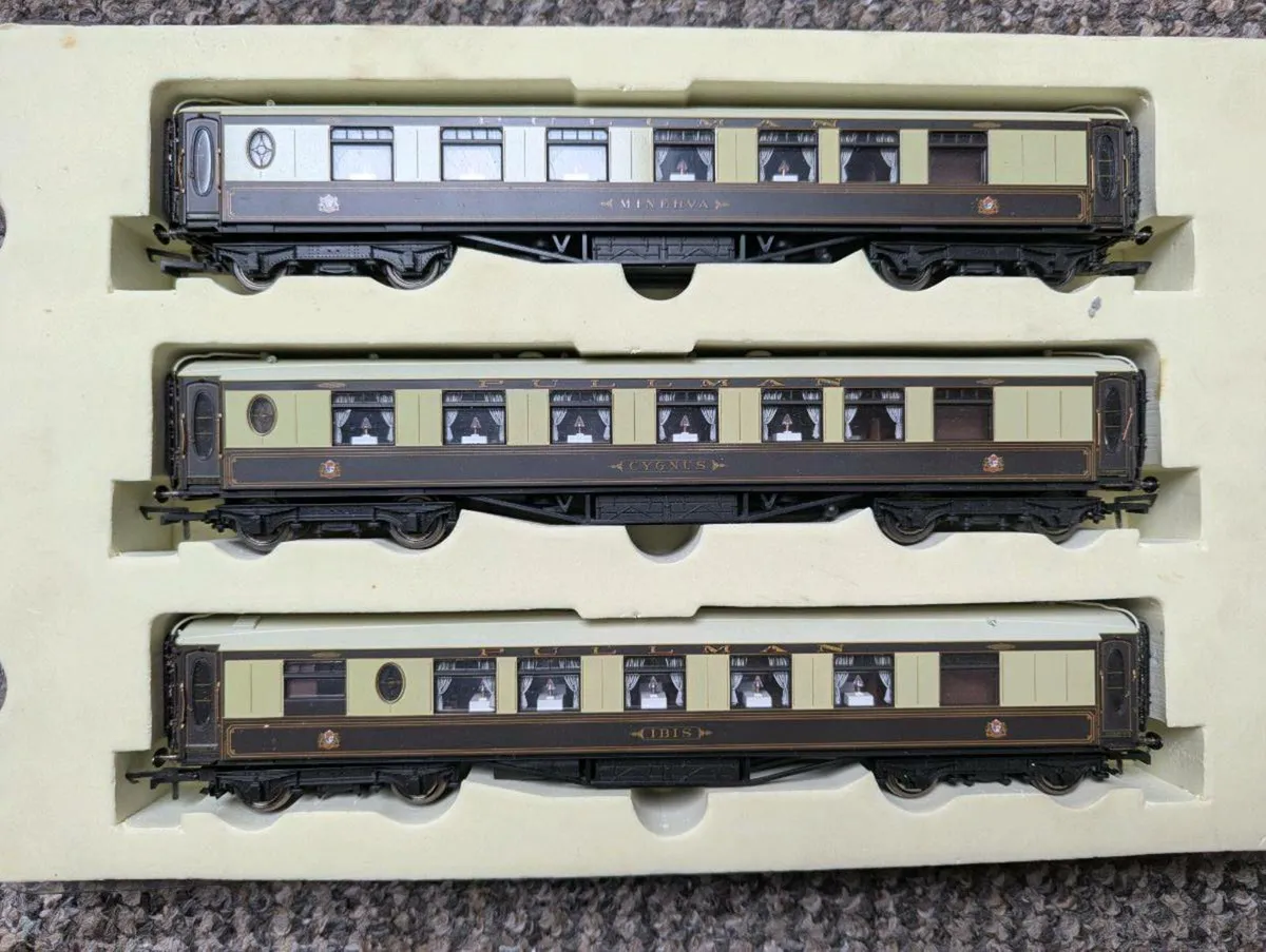 Hornby Pullman Coaches with Lights - Image 1