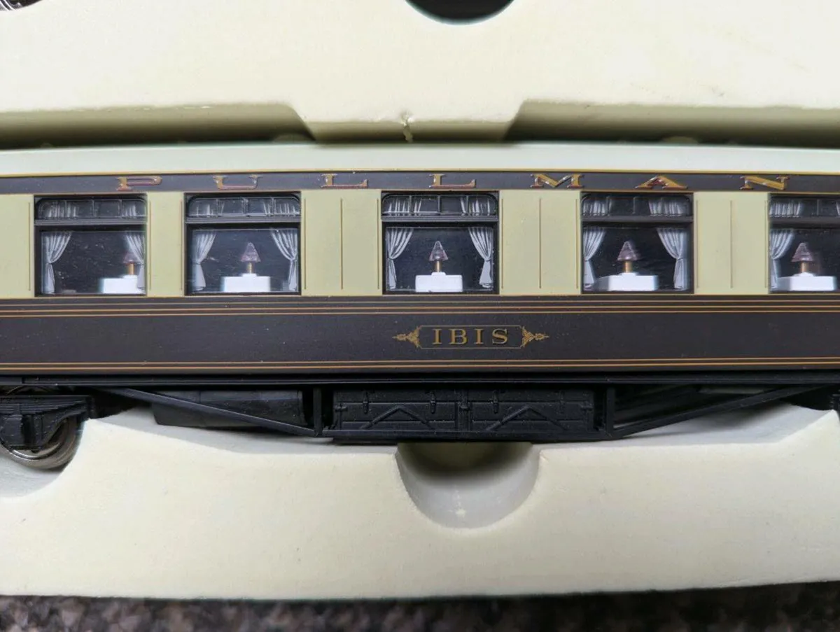 Hornby Pullman Coaches with Lights - Image 2