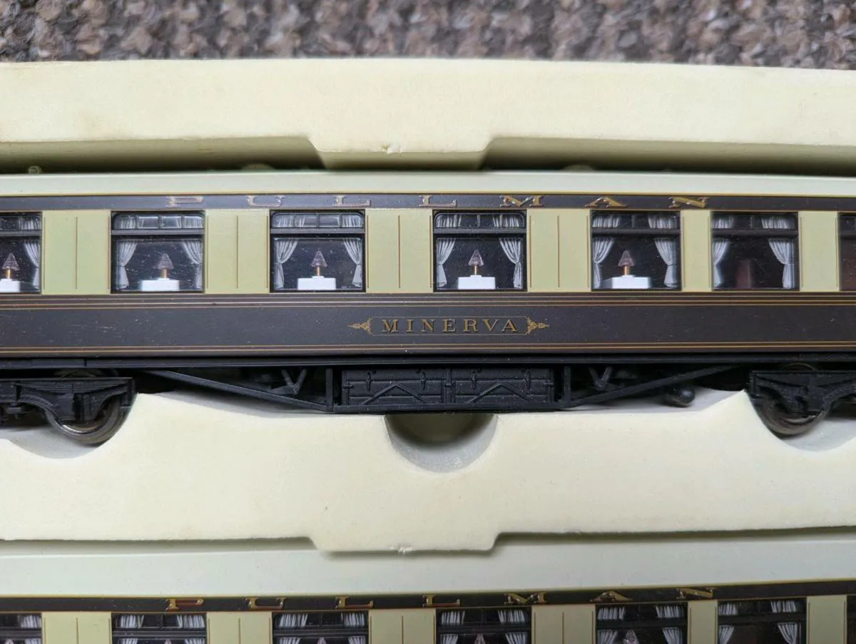 Hornby Pullman Coaches with Lights - Image 3