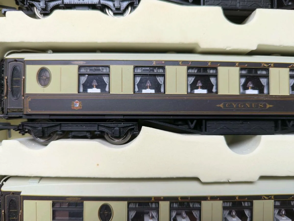 Hornby Pullman Coaches with Lights - Image 4