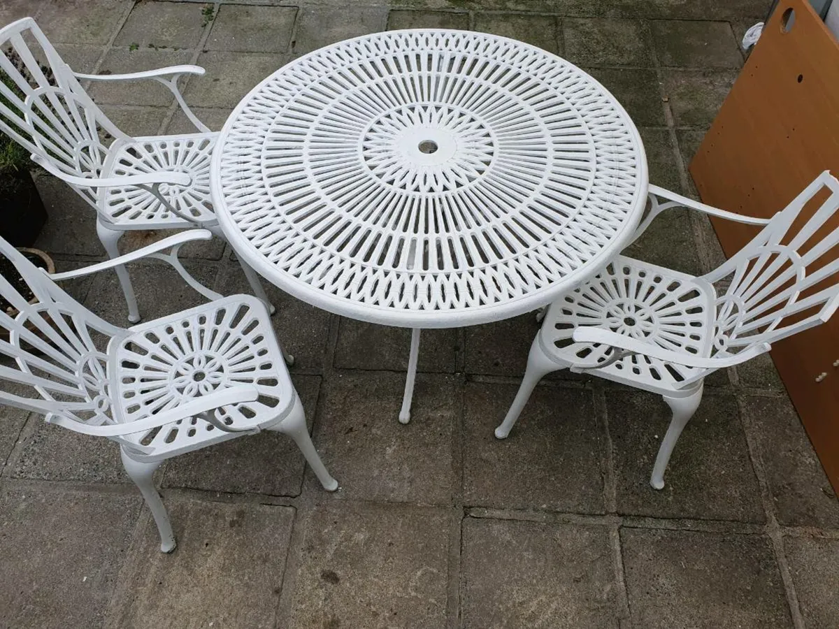 Metal garden round table + 3  matching chairs - Image 1