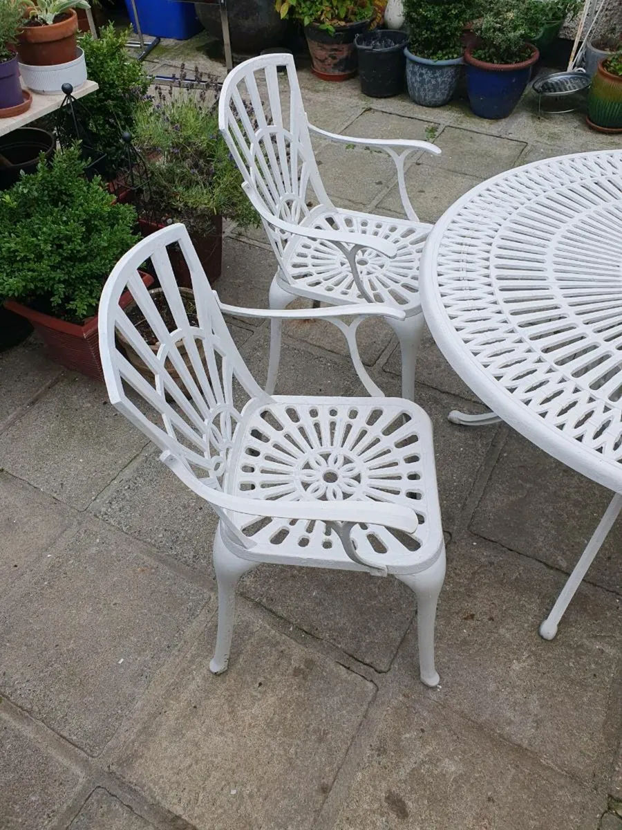Metal garden round table + 3  matching chairs - Image 2