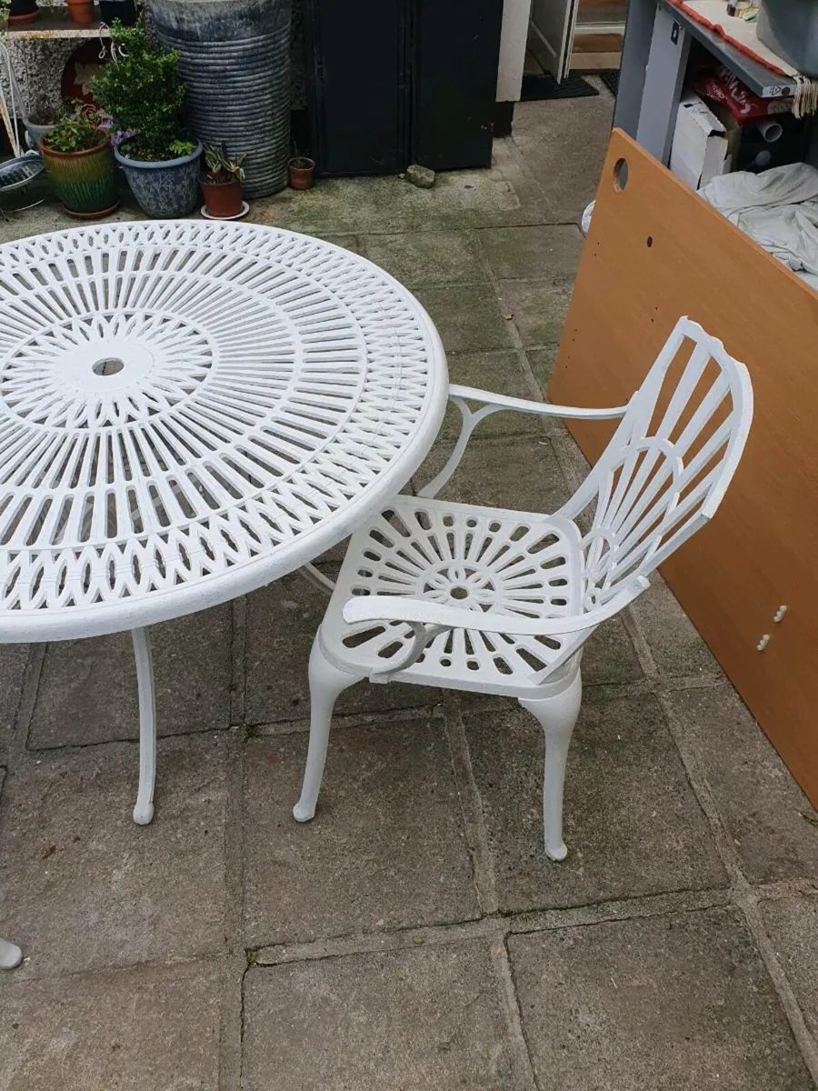 Metal garden round table + 3  matching chairs - Image 3