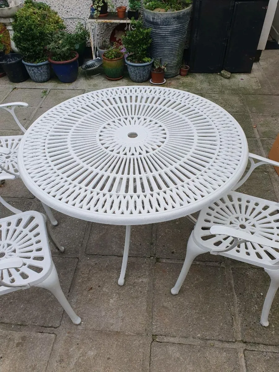 Metal garden round table + 3  matching chairs - Image 4