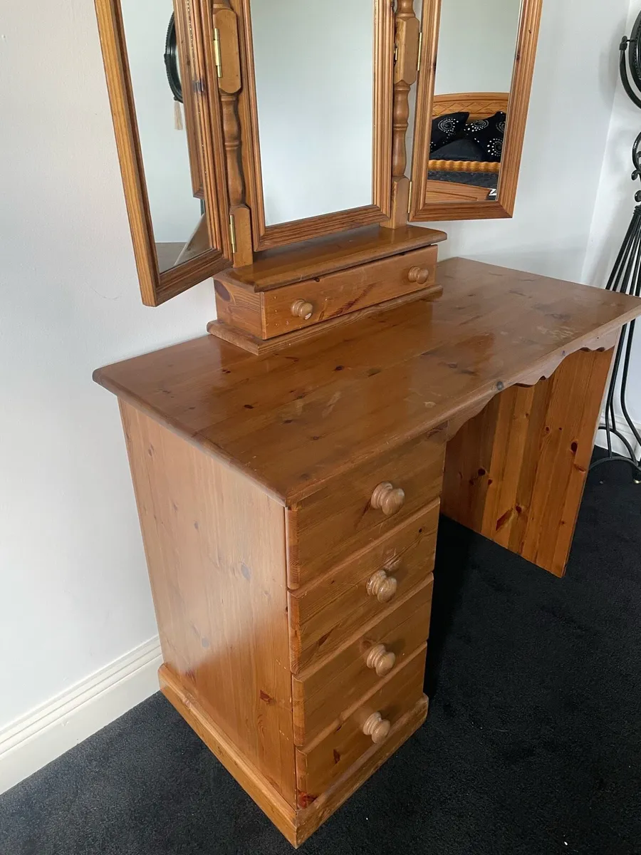Dressing table and mirror - Image 1