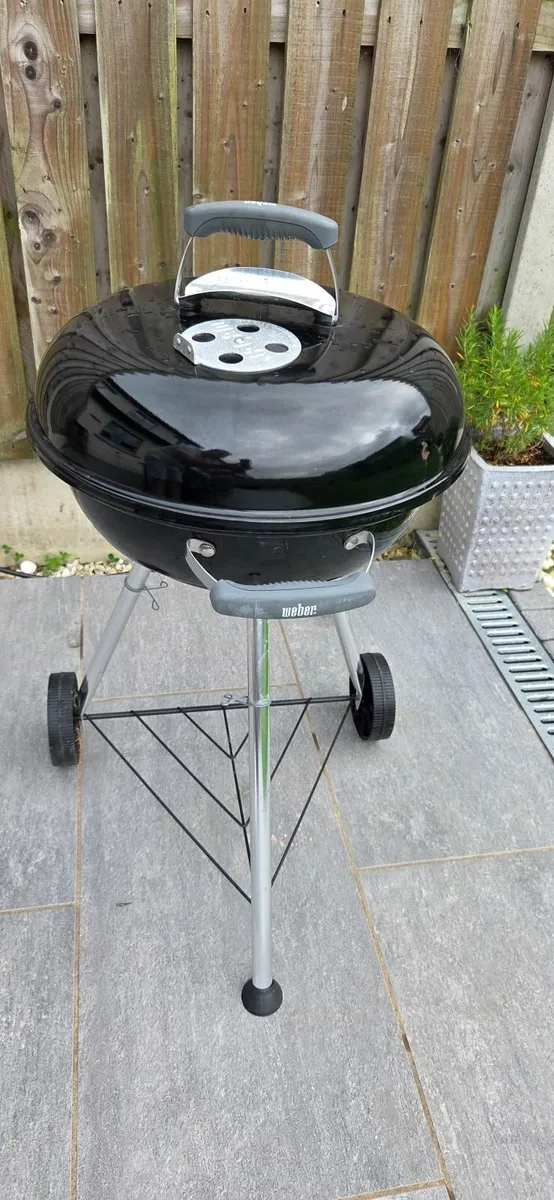 Weber Kettle Charcoal BBQ – €50 (Great Condition) - Image 1