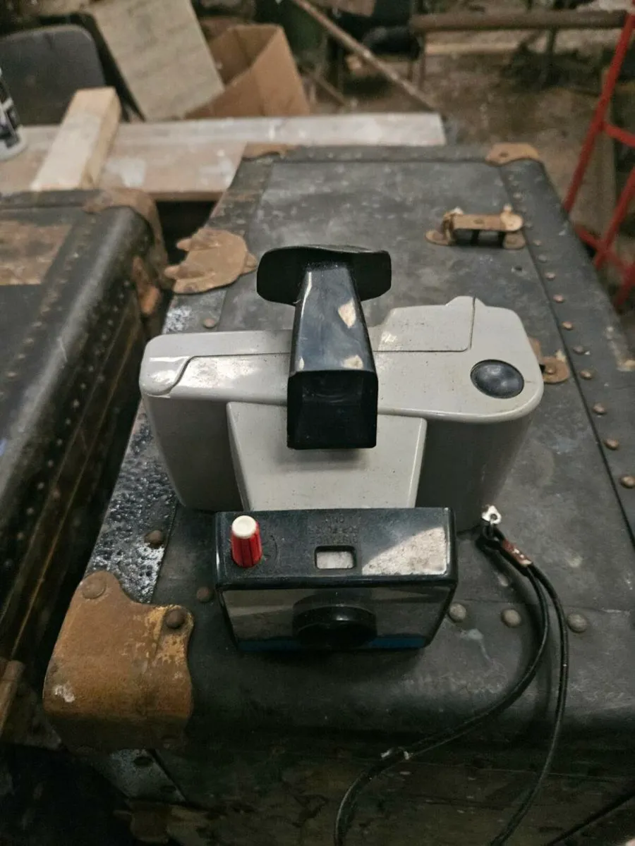 Vintage Retro Polaroid Camera - Image 3