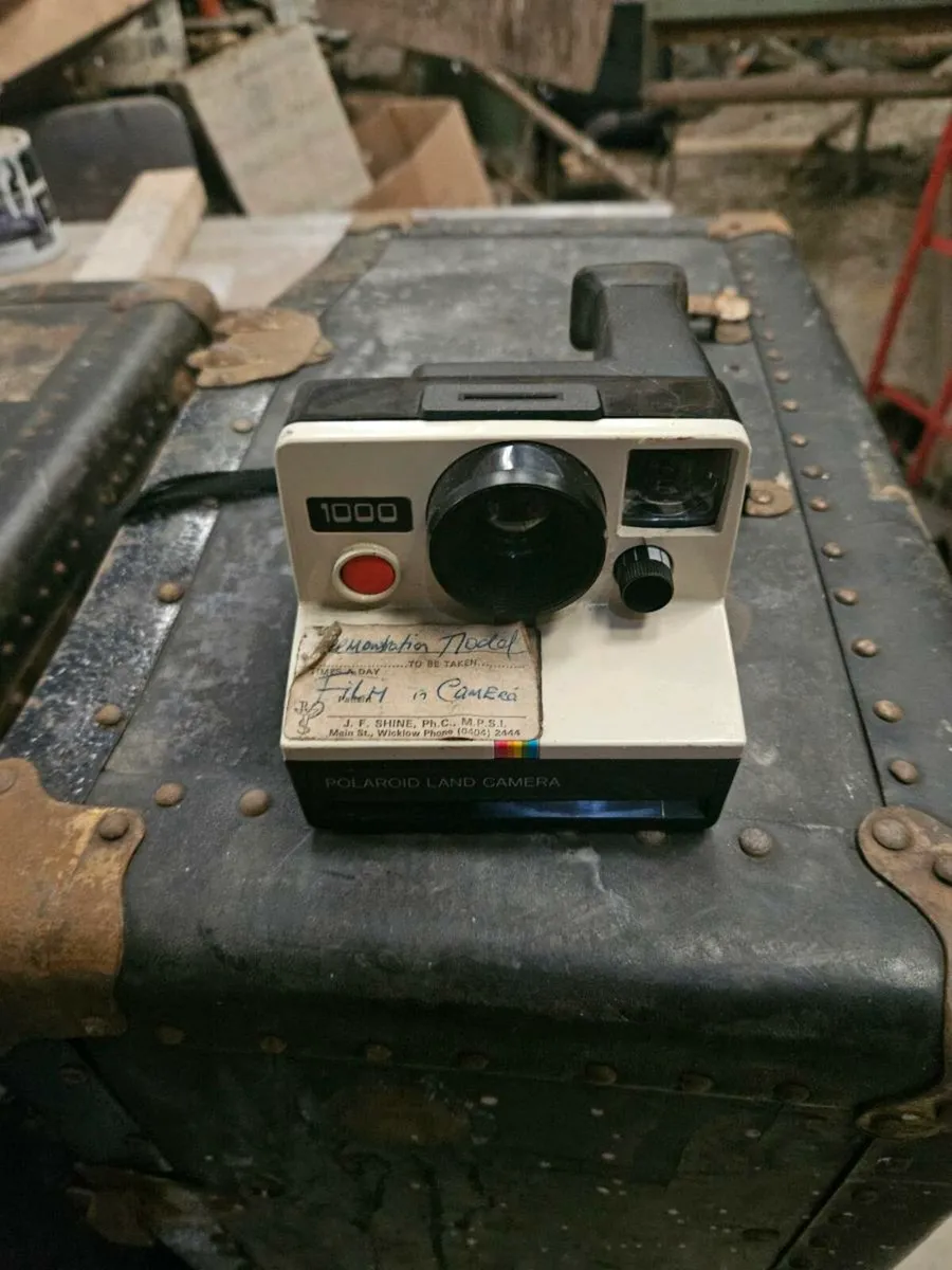 Vintage Retro Polaroid Camera - Image 1