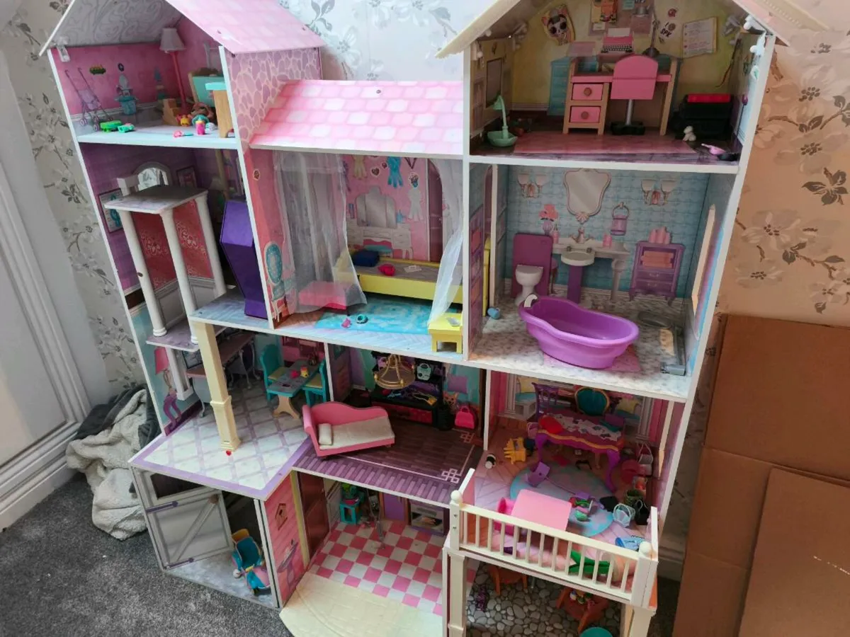 Doll's house - Image 1