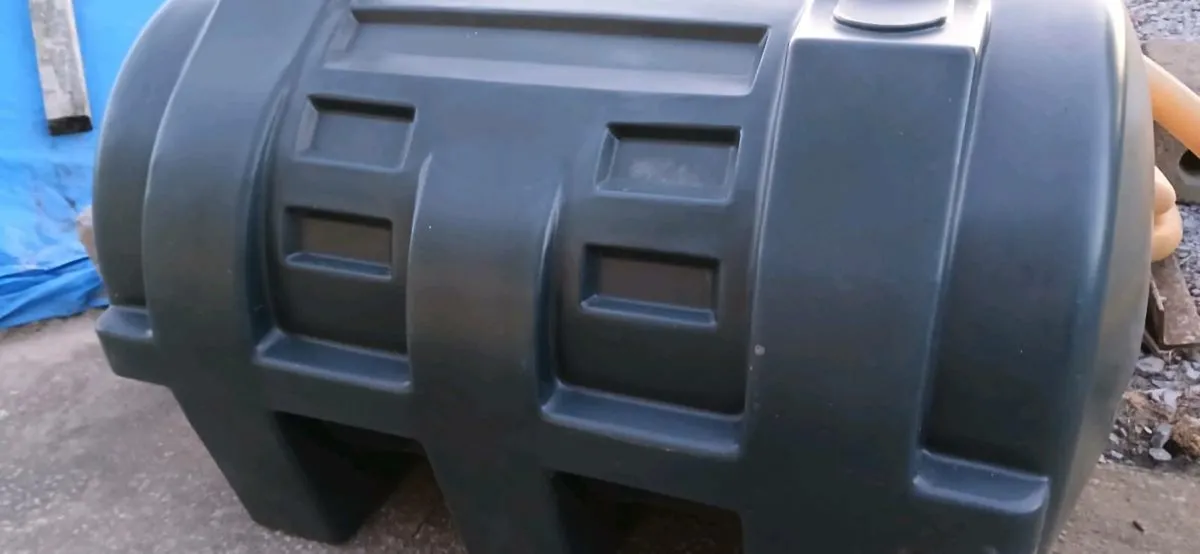 Oil tank - Image 1