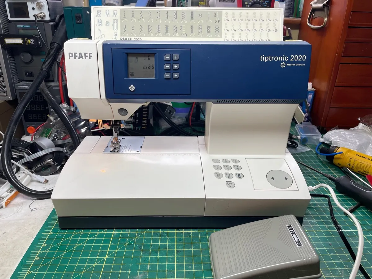 PFAFF Tiptronic 2020 Sewing machine (with IDT) - Image 1