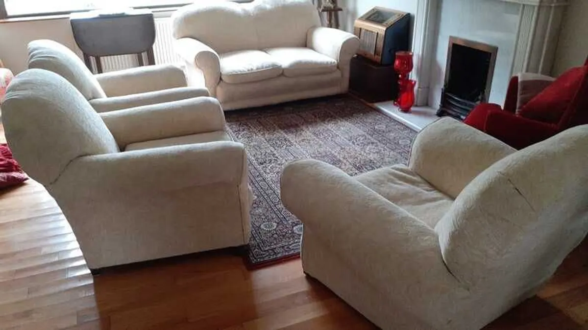 Rare Sitting Room suite with drop arm converting to day bed. - Image 1