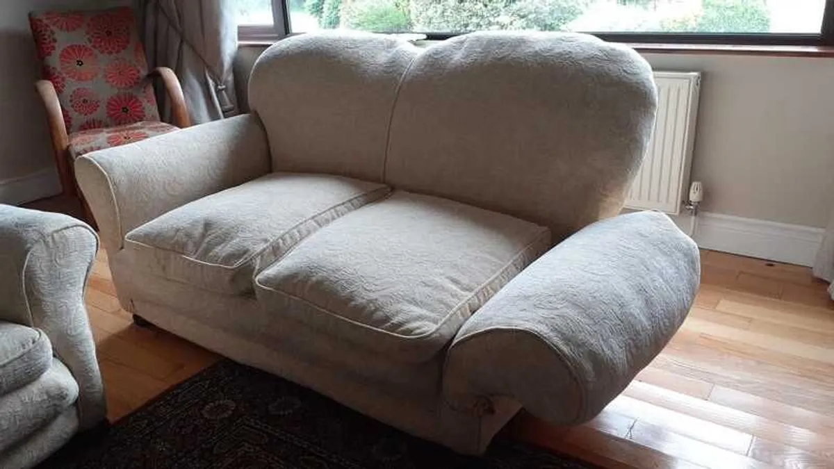 Rare Sitting Room suite with drop arm converting to day bed. - Image 2