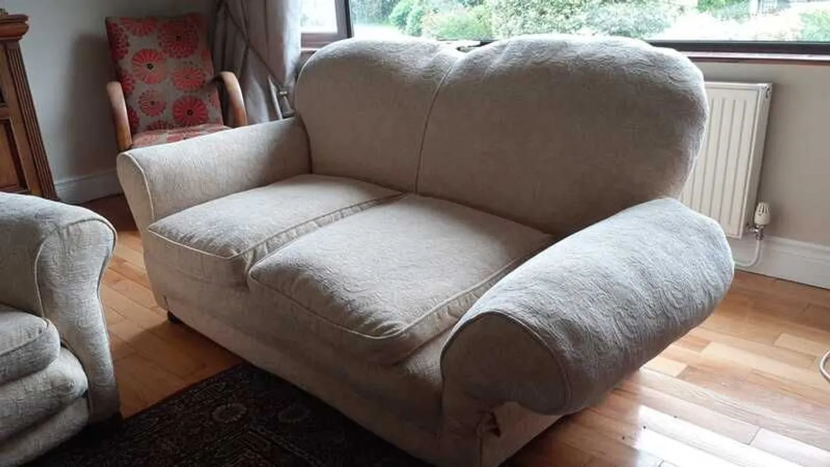 Rare Sitting Room suite with drop arm converting to day bed. - Image 3