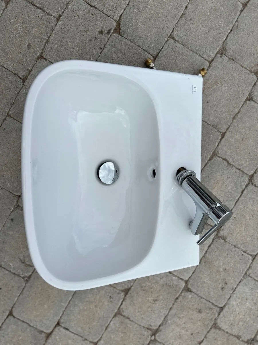 Sink with tap and semi-pedestal - Image 2
