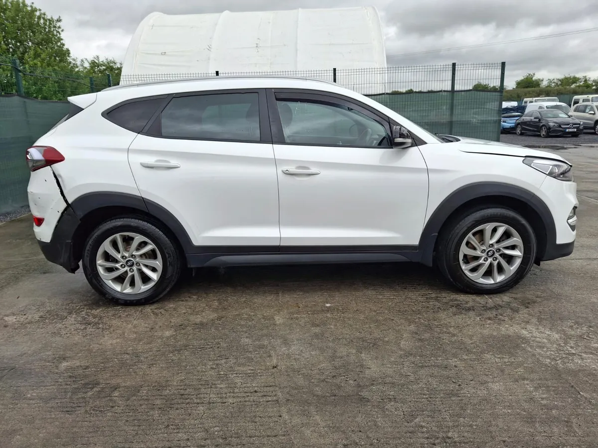 2016 Hyundai Tucson very light damage - Image 4