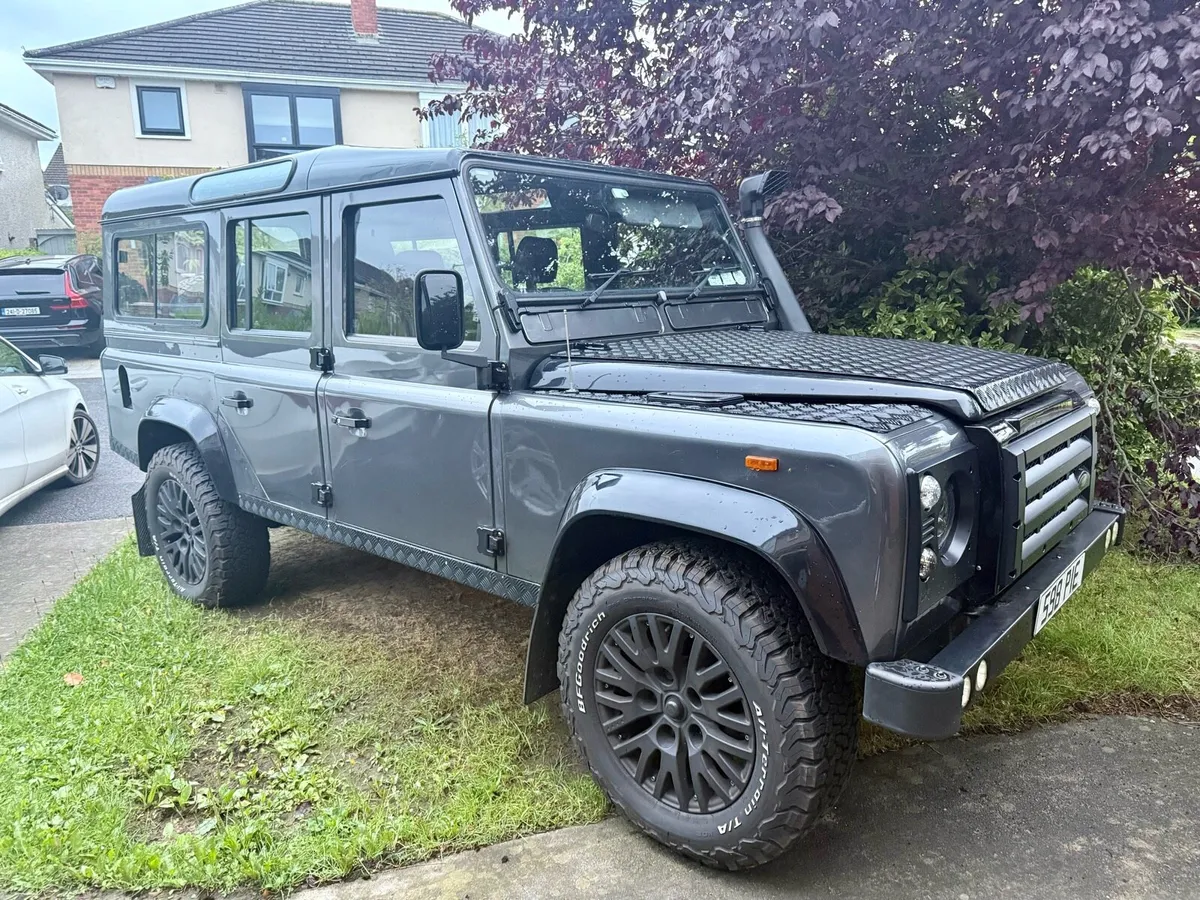 LANDROVER DEFENDER *RARE 9 SEAT MODEL**