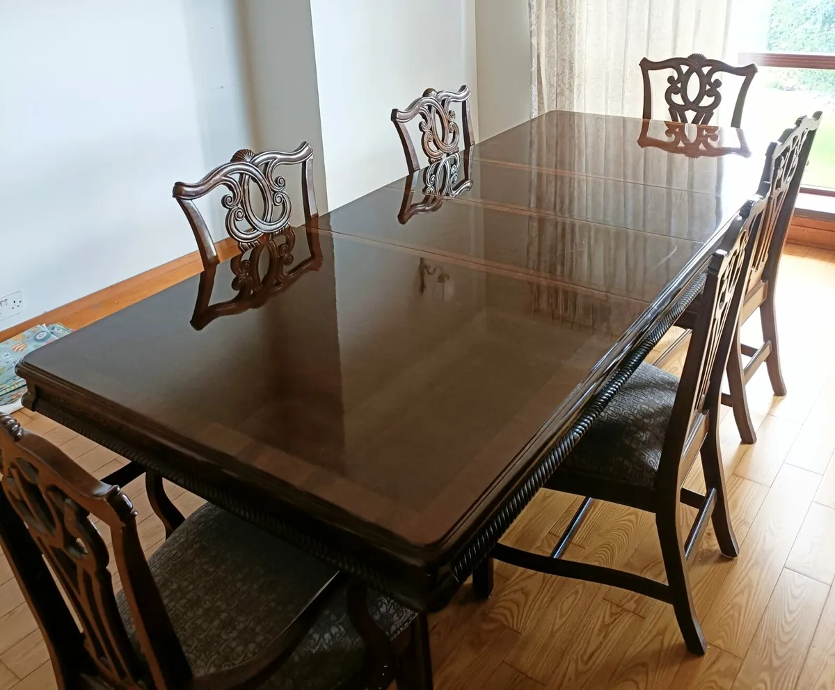 Victorian Style Mahogany Table with 6 Chairs - Image 1