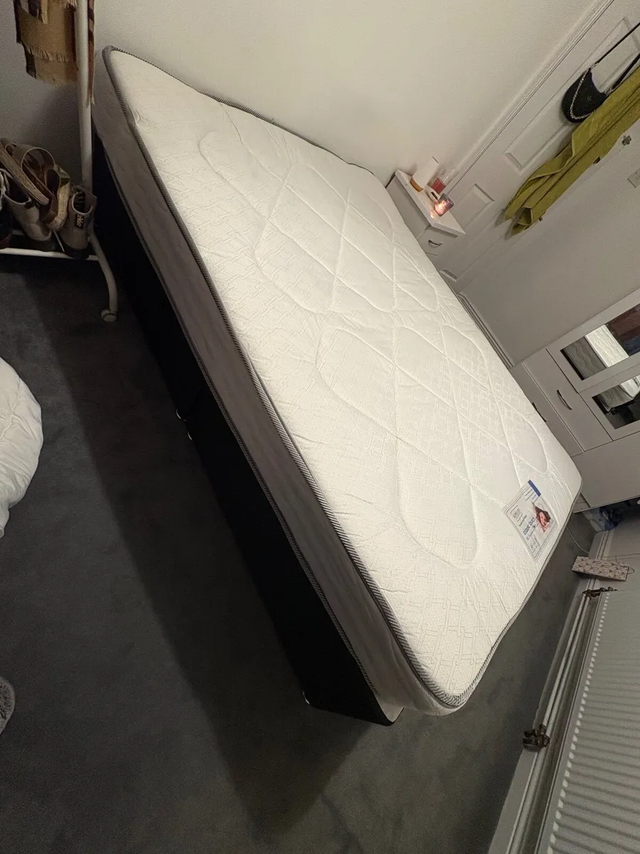Double bed base and mattress - Image 1