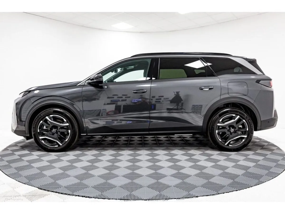 Peugeot 5008 E-allure 73kwh 210HP - 7 Seats  Up t - Image 4
