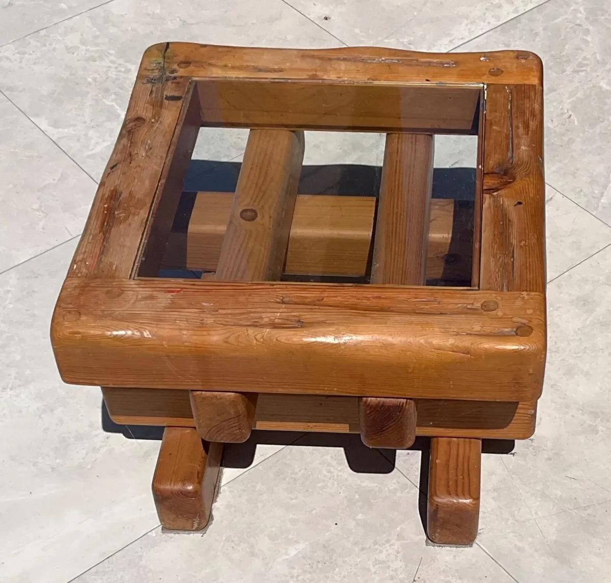 Coffee table with glass top - Image 1