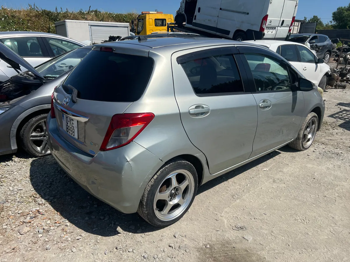 2010 Toyota Vitz 1.0 Automatic driving - Image 2