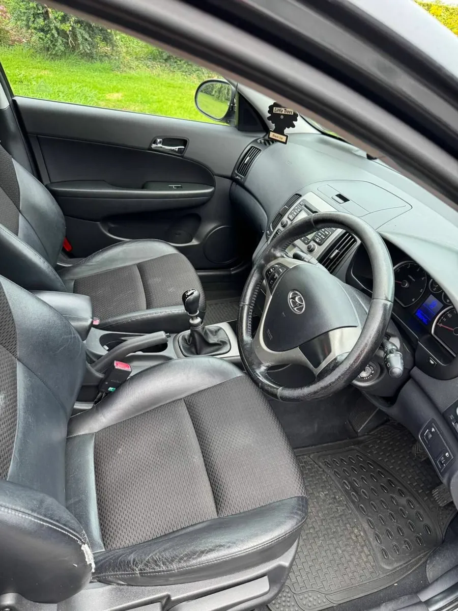 Hyundai i30 CW 2010 - Image 2