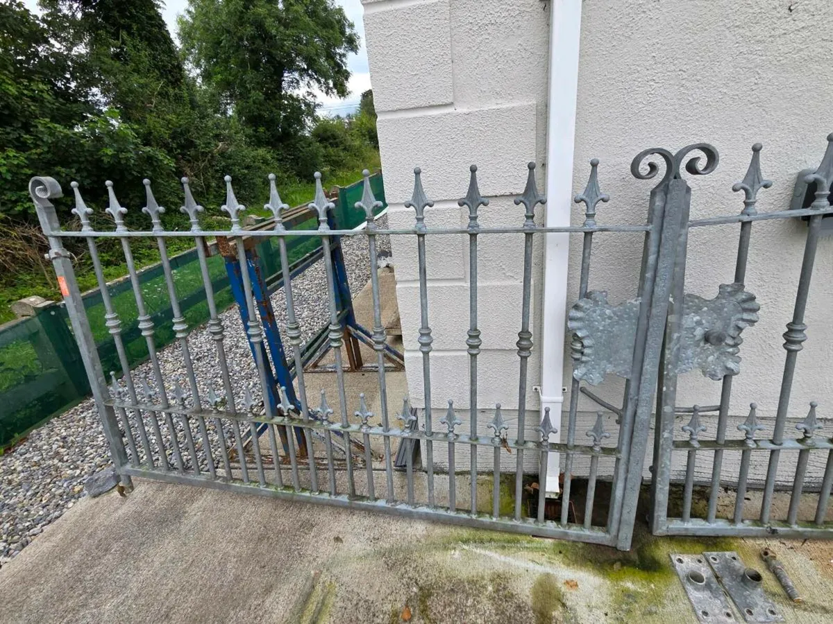 Entrance gates - Image 2