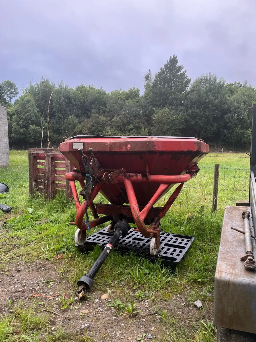 1 ton fertiliser spreader - Image 1