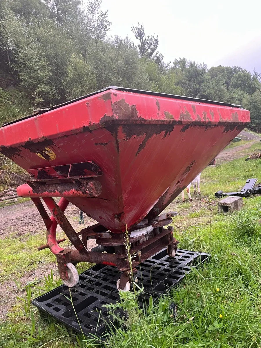 1 ton fertiliser spreader - Image 3