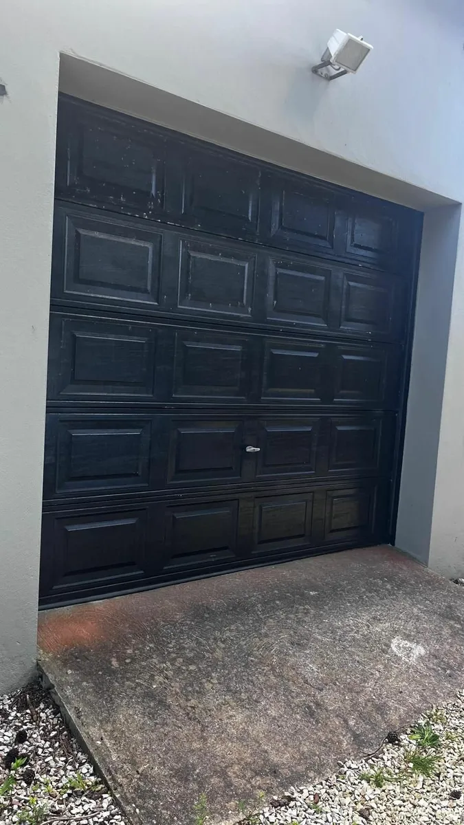 Garage door - Image 1