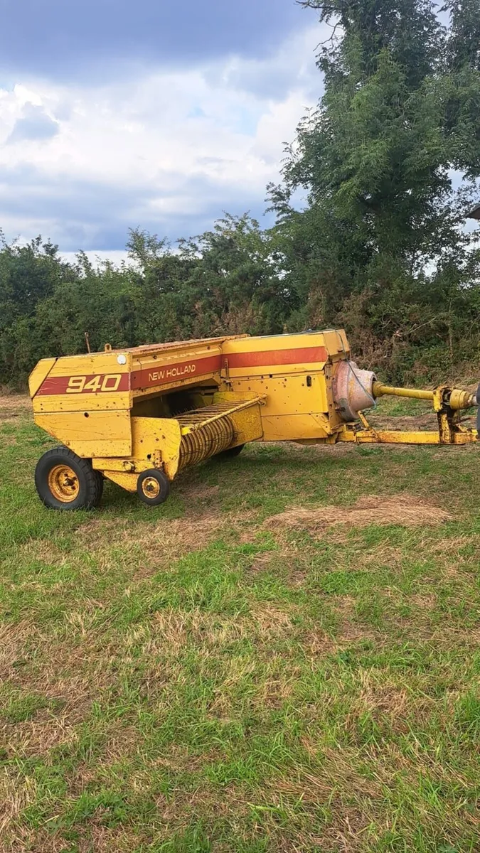 940  New Holland Square baler - Image 1