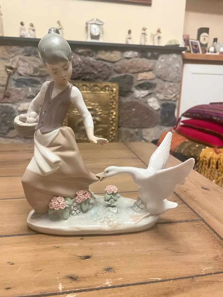 LLADRO AGGRESSIVE GOOSE FIGURINE - Image 1