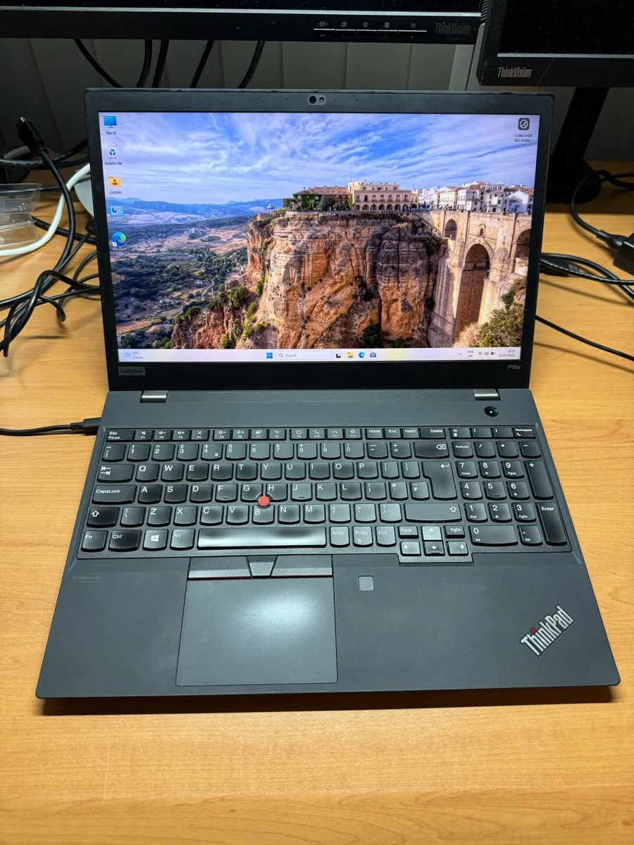 Lenovo P15s i7 pro 32-512 win 11 pro - Image 1