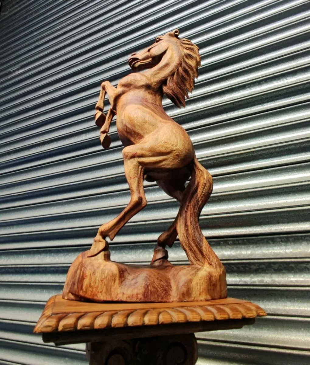 Stunning hand carved horse and pedestal - Image 3