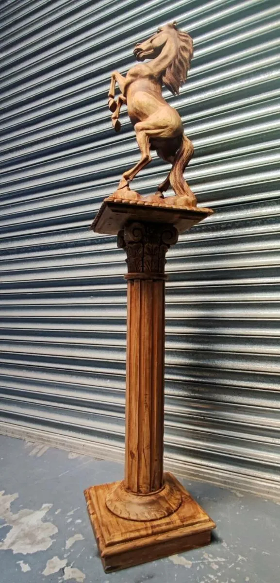 Stunning hand carved horse and pedestal - Image 2