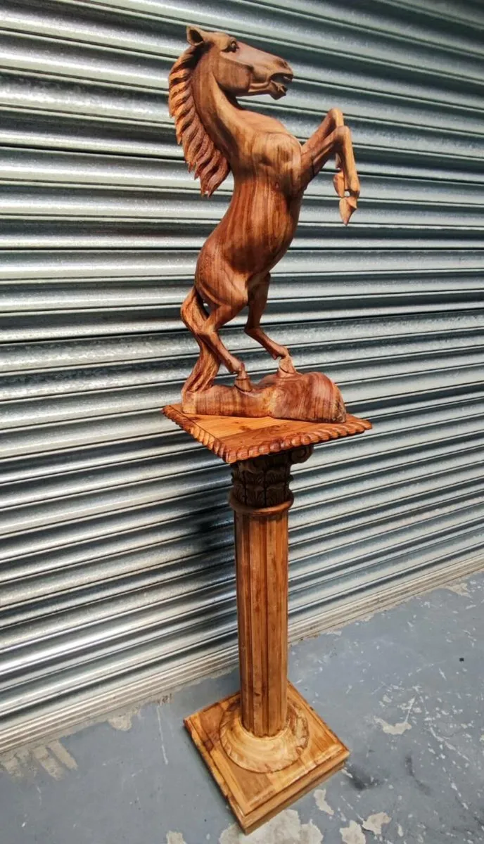 Stunning hand carved horse and pedestal - Image 1