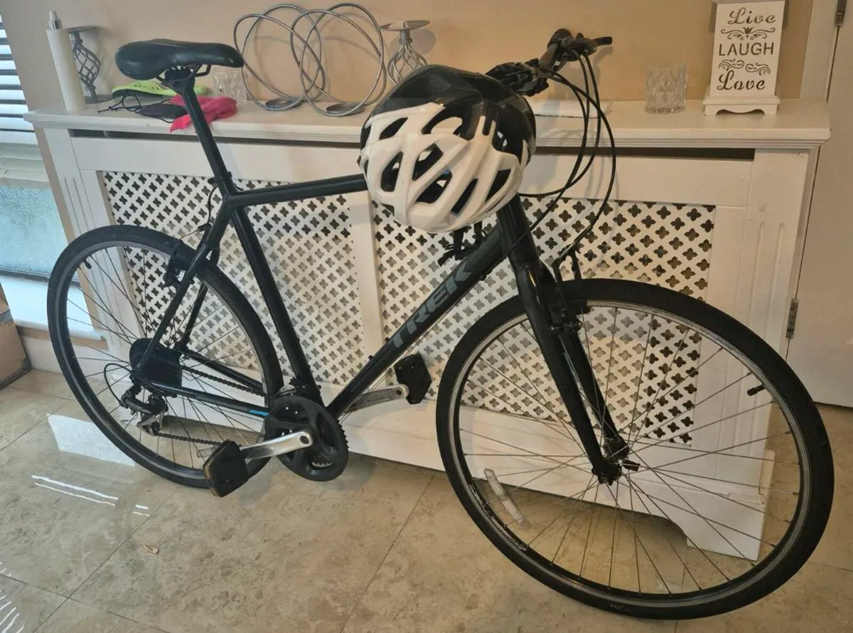 Adults Trek FX2 Hybrid bike 22 inch frame brakes - Image 1